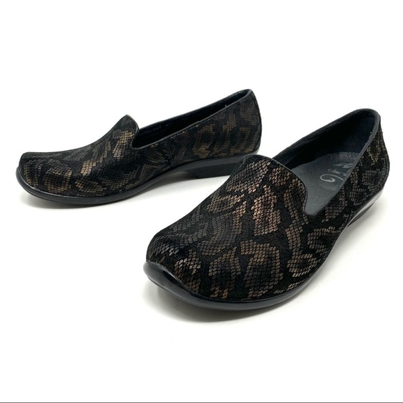 Dansko Olivia suede loafer bronze snake - Picture 2 of 8